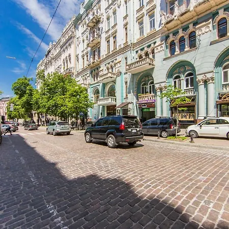 2к поруч із майданом незалежності